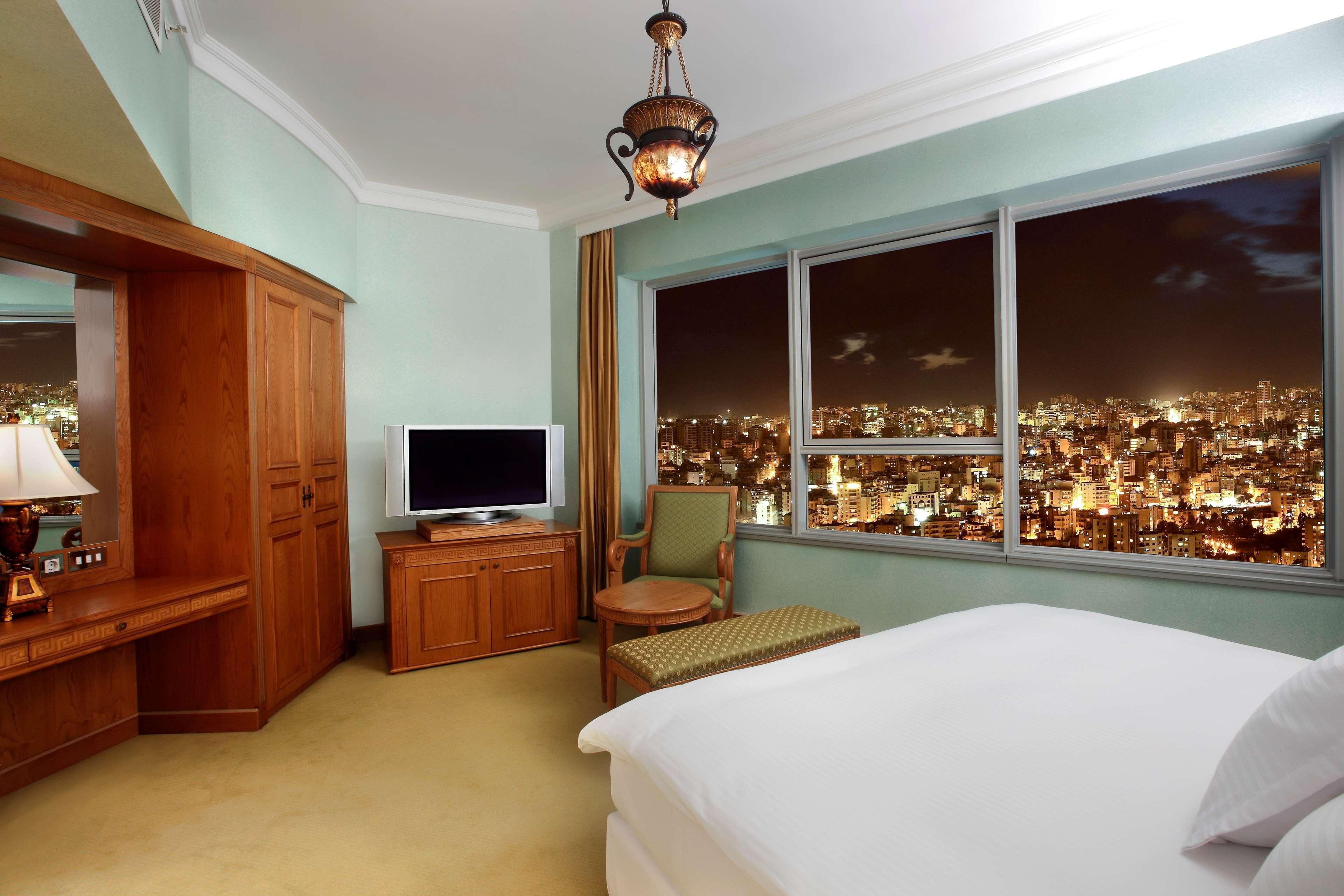 Hilton Beirut Habtoor Grand Hotel Buitenkant foto