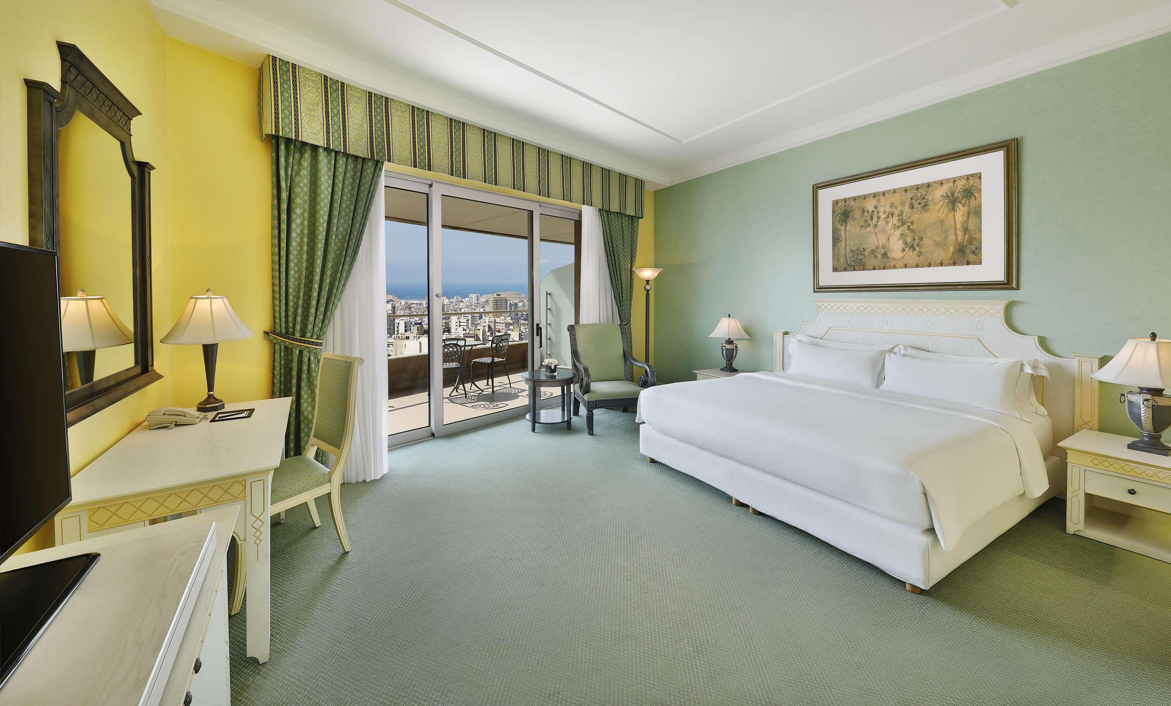 Hilton Beirut Habtoor Grand Hotel Buitenkant foto